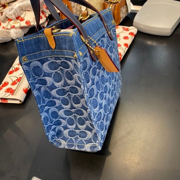 NWT Coach Field Tote 22 In Signature Denim - Picture 4 of 4